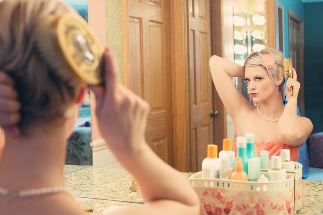 女性　化粧　鏡